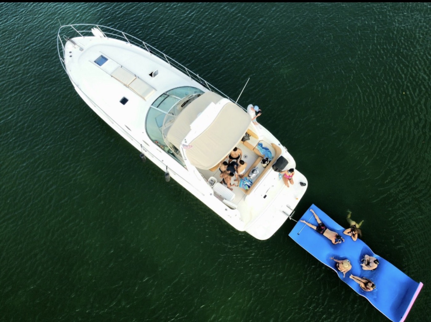 Sea Ray 40 R — frame 7 of 12