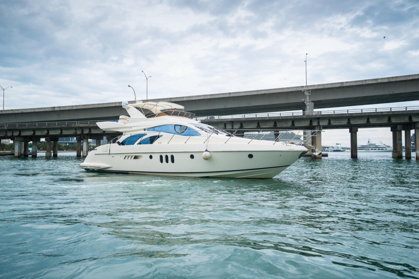 Azimut 55 — frame 1 of 7