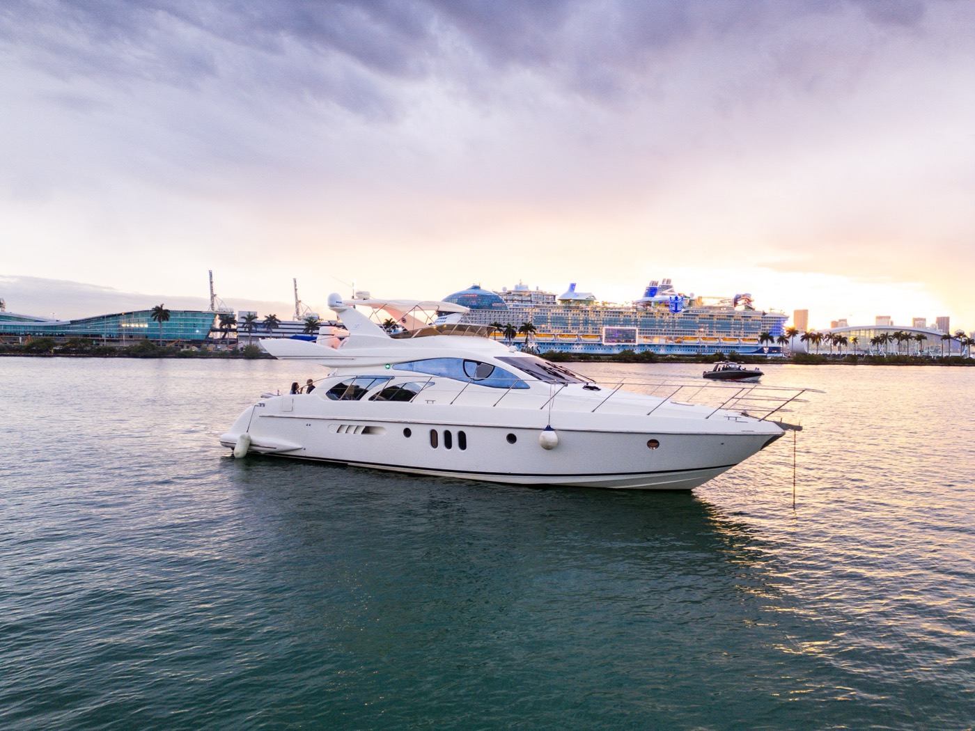 Azimut 55 — frame 2 of 7