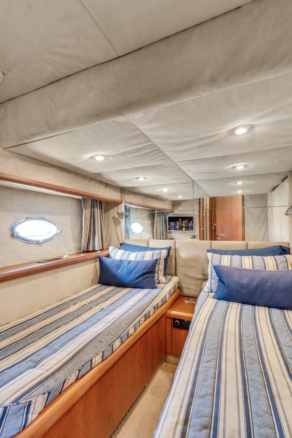 Azimut 70 — frame 40 of 50